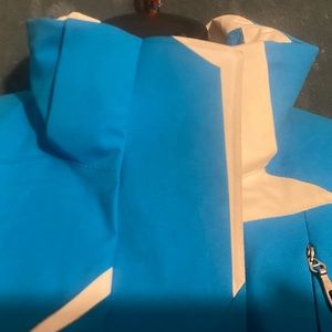 Striking blue SPYDER ski jacket 🕷️